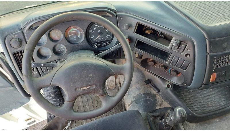 Interior photo 1: Nyergesvontató DAF XF 95.430 EURO 2 MANUAL GEARBOX Interior photo 1: Nyergesvontató DAF XF 95.430 EURO 2 MANUAL GEARBOX