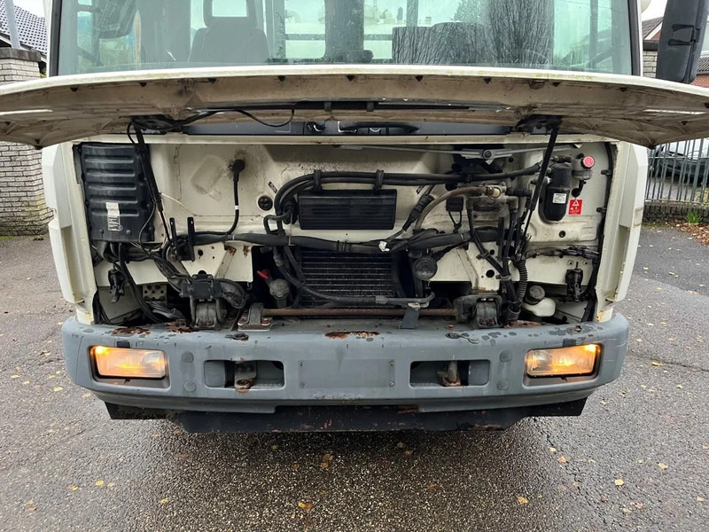 Volvo FL 611 FL6 11 4x2 with TANK, possible to remove the tank - Tartályos teherautó: 3 kép. Volvo FL 611 FL6 11 4x2 with TANK, possible to remove the tank - Tartályos teherautó: 3 kép.