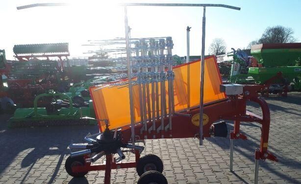 JAR-MET Kreiselschwader/ Rotary rake/ Zgrabiarka karuzelowa 3,5m - Szénaforgató: 4 kép. JAR-MET Kreiselschwader/ Rotary rake/ Zgrabiarka karuzelowa 3,5m - Szénaforgató: 4 kép.