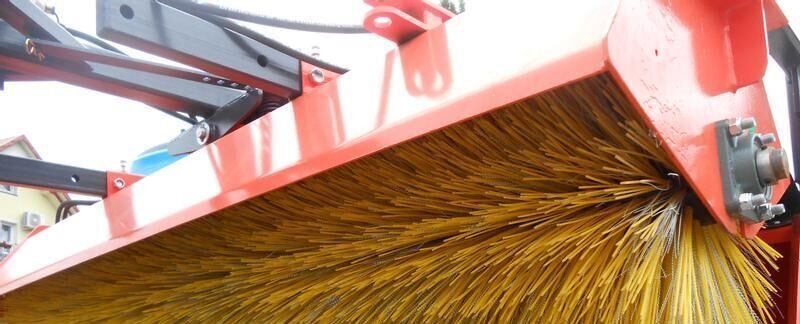 METAL-TECHNIK Zamiatarka 2m/ New Sweeper / Barredora de 2 m - Ferde seprő - Utcaseprő gép: 2 kép. METAL-TECHNIK Zamiatarka 2m/ New Sweeper / Barredora de 2 m - Ferde seprő - Utcaseprő gép: 2 kép.