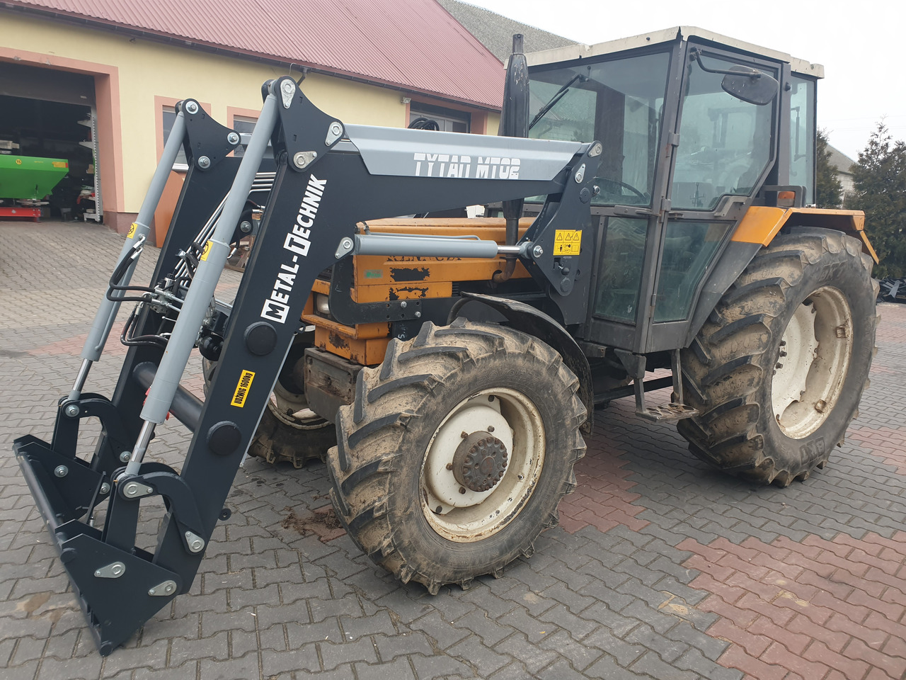 Metal-Technik Ładowacz czołowy do Ursus MT-02 - Homlokrakodó traktorhoz - Traktor: 1 kép. Metal-Technik Ładowacz czołowy do Ursus MT-02 - Homlokrakodó traktorhoz - Traktor: 1 kép.