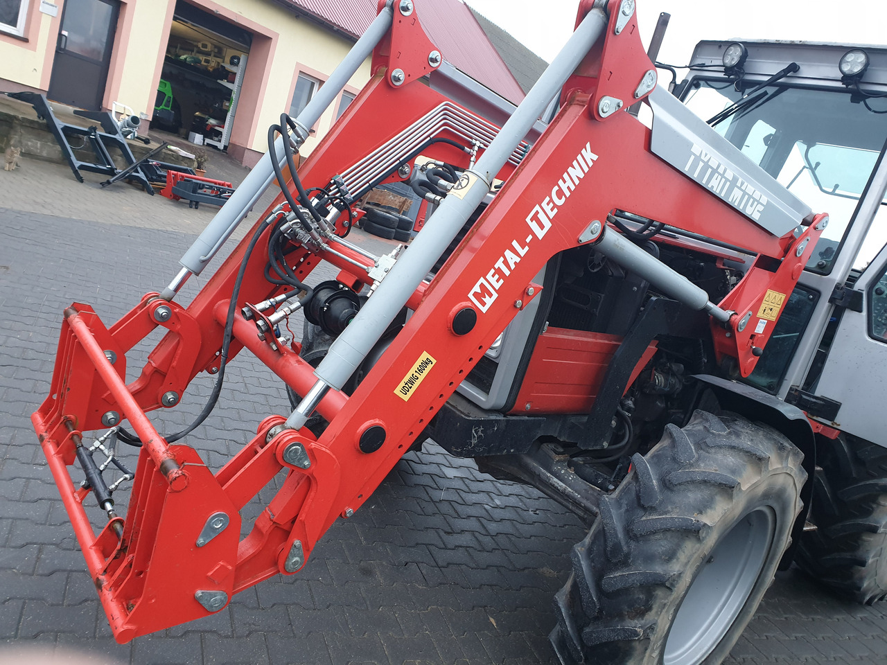 Metal-Technik Ładowacz czołowy do ZETOR 90, 100, 110. - Mezőgazdasági gépek: 1 kép. Metal-Technik Ładowacz czołowy do ZETOR 90, 100, 110. - Mezőgazdasági gépek: 1 kép.