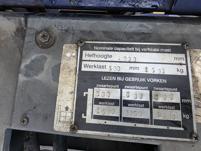 Komatsu fd25t-14 dieselheftruck - Dízel targonca: 5 kép. Komatsu fd25t-14 dieselheftruck - Dízel targonca: 5 kép.