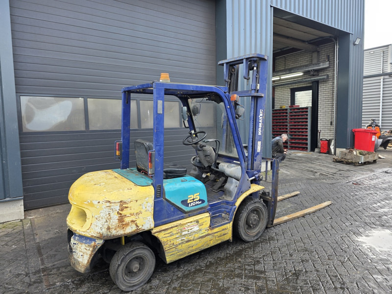 Komatsu fd25t-14 dieselheftruck - Dízel targonca: 3 kép. Komatsu fd25t-14 dieselheftruck - Dízel targonca: 3 kép.