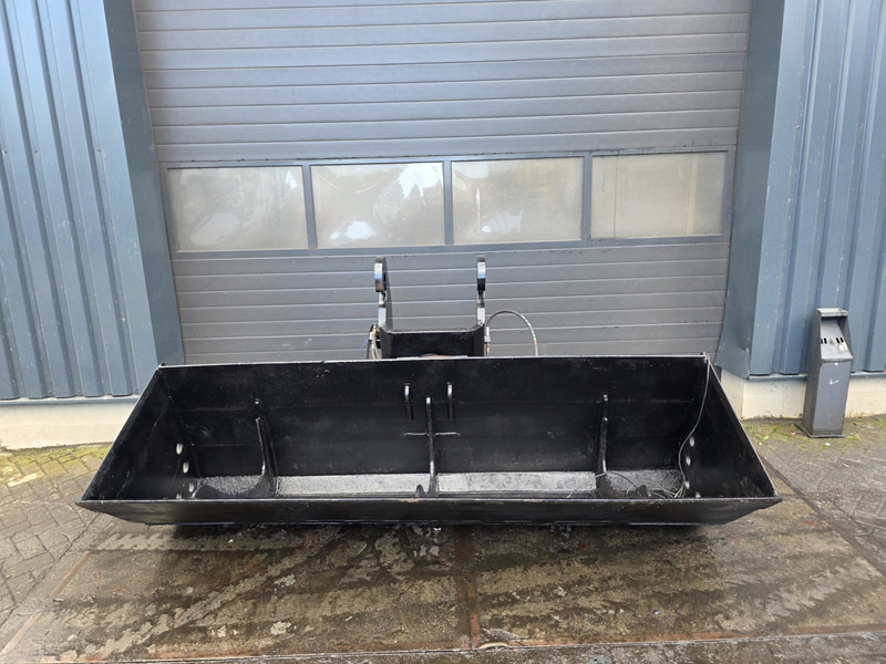 Verachtert cw55s kantelbak cw55 tilting bucket - Kanál - Építőipari gépek: 1 kép. Verachtert cw55s kantelbak cw55 tilting bucket - Kanál - Építőipari gépek: 1 kép.