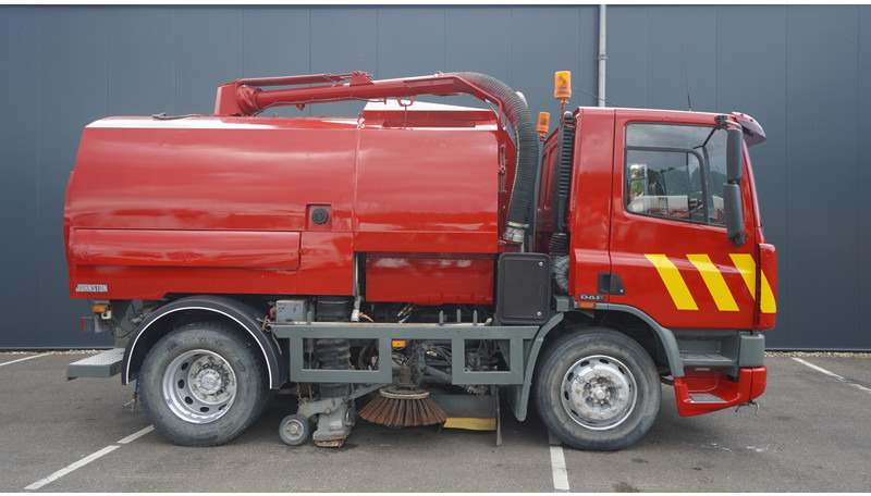 DAF 65.180 ATI STREET SWEPER RH DRIVE MANUAL GARBOX 96.000KM - Utcaseprő gép: 2 kép. DAF 65.180 ATI STREET SWEPER RH DRIVE MANUAL GARBOX 96.000KM - Utcaseprő gép: 2 kép.