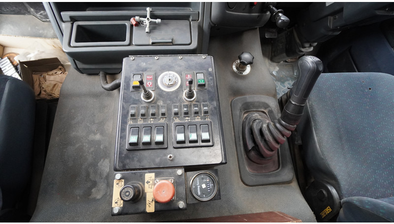 DAF 65.180 ATI STREET SWEPER RH DRIVE MANUAL GARBOX 96.000KM - Utcaseprő gép: 5 kép. DAF 65.180 ATI STREET SWEPER RH DRIVE MANUAL GARBOX 96.000KM - Utcaseprő gép: 5 kép.