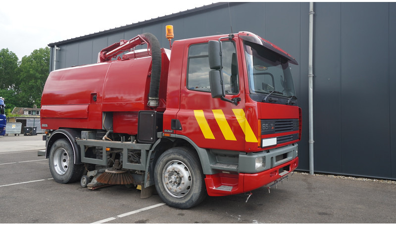 DAF 65.180 ATI STREET SWEPER RH DRIVE MANUAL GARBOX 96.000KM - Utcaseprő gép: 4 kép. DAF 65.180 ATI STREET SWEPER RH DRIVE MANUAL GARBOX 96.000KM - Utcaseprő gép: 4 kép.