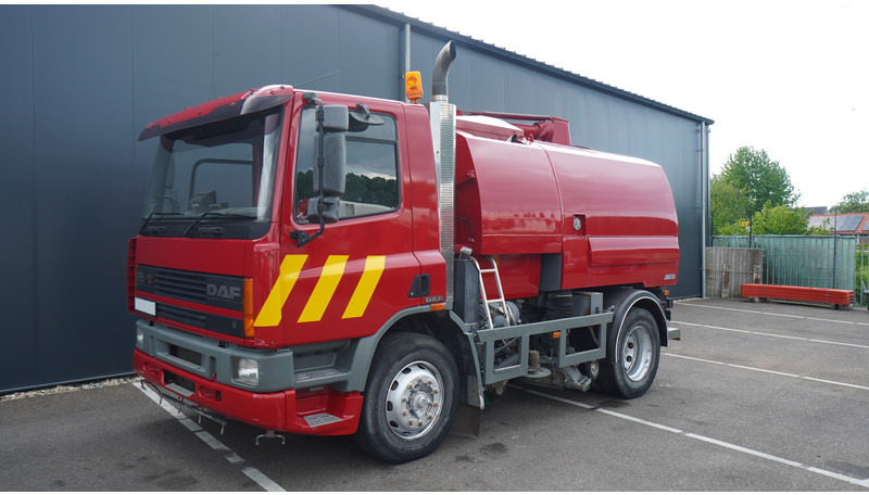 DAF 65.180 ATI STREET SWEPER RH DRIVE MANUAL GARBOX 96.000KM - Utcaseprő gép: 3 kép. DAF 65.180 ATI STREET SWEPER RH DRIVE MANUAL GARBOX 96.000KM - Utcaseprő gép: 3 kép.