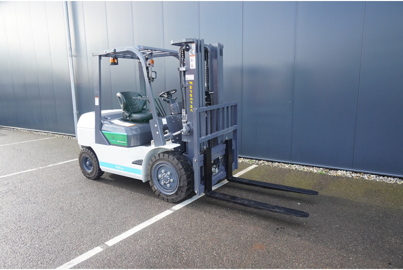 Eurotrac FE 30 ECO ELECTRIC FORKLIFT - Építőipari gépek: 4 kép. Eurotrac FE 30 ECO ELECTRIC FORKLIFT - Építőipari gépek: 4 kép.