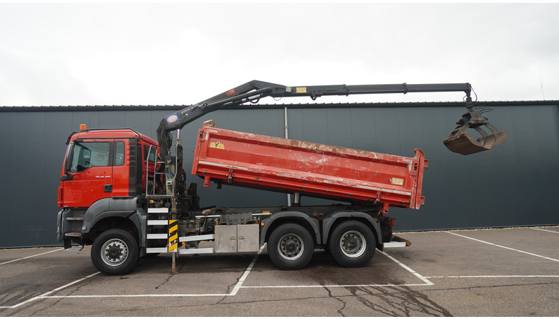 MAN TGS 28.400 6X6 2 SIDE TIPPER WITH HMF 1643 CRANE 376.400KM - Darus autó: 1 kép. MAN TGS 28.400 6X6 2 SIDE TIPPER WITH HMF 1643 CRANE 376.400KM - Darus autó: 1 kép.