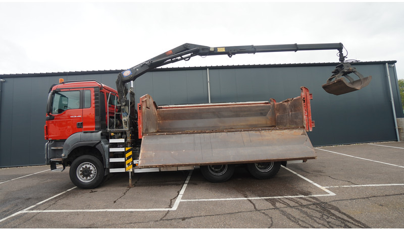 MAN TGS 28.400 6X6 2 SIDE TIPPER WITH HMF 1643 CRANE 376.400KM - Darus autó: 2 kép. MAN TGS 28.400 6X6 2 SIDE TIPPER WITH HMF 1643 CRANE 376.400KM - Darus autó: 2 kép.