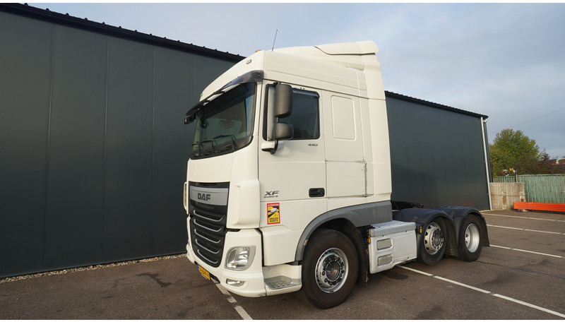 DAF XF 440 6X2 SC EURO 6 - Nyergesvontató: 3 kép. DAF XF 440 6X2 SC EURO 6 - Nyergesvontató: 3 kép.