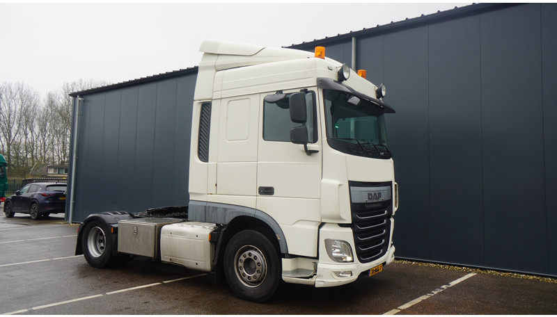 DAF XF 440 EURO 6 SPACECAB - Nyergesvontató: 4 kép. DAF XF 440 EURO 6 SPACECAB - Nyergesvontató: 4 kép.