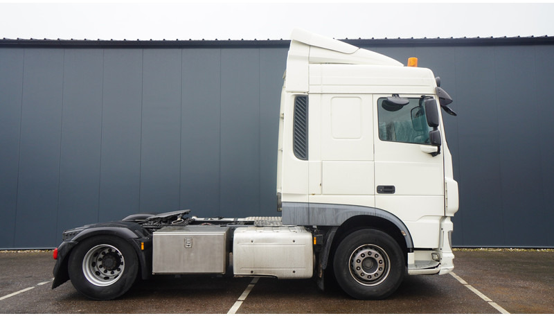 DAF XF 440 EURO 6 SPACECAB - Nyergesvontató: 2 kép. DAF XF 440 EURO 6 SPACECAB - Nyergesvontató: 2 kép.