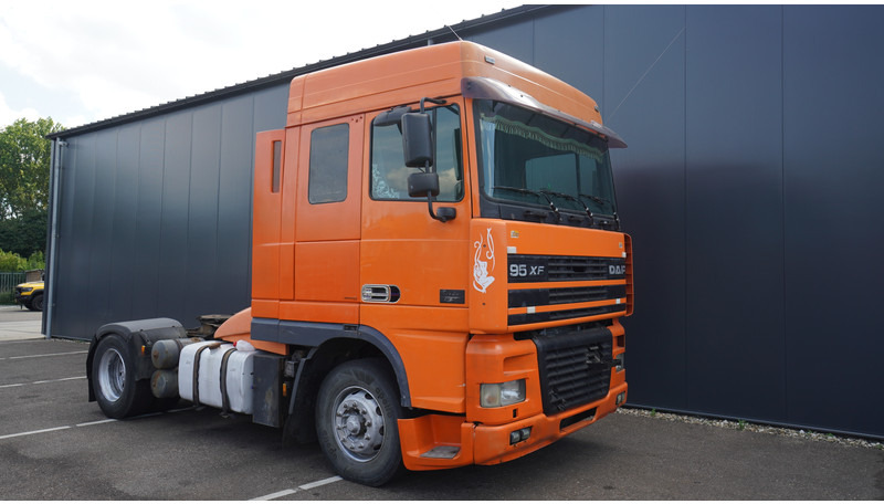 DAF XF 95.380 SC MANUAL GEARBOX - Nyergesvontató: 3 kép. DAF XF 95.380 SC MANUAL GEARBOX - Nyergesvontató: 3 kép.