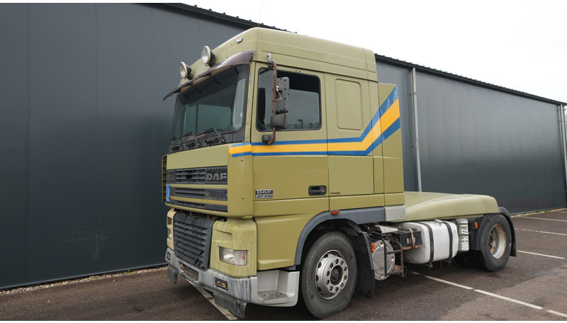 DAF XF 95.430 EURO 3 MANUAL GEARBOX - Nyergesvontató: 3 kép. DAF XF 95.430 EURO 3 MANUAL GEARBOX - Nyergesvontató: 3 kép.