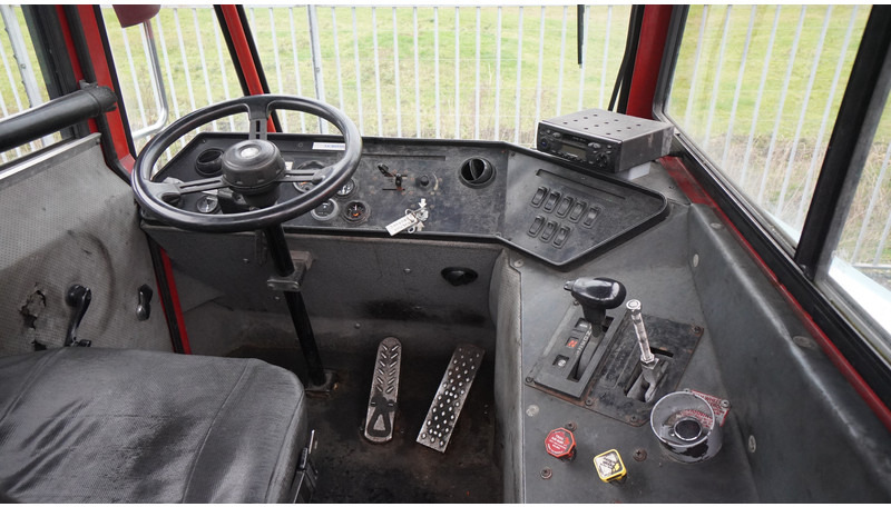 Kalmar ST 122 TERMINAL TRUCK 25 KM - Nyergesvontató: 5 kép. Kalmar ST 122 TERMINAL TRUCK 25 KM - Nyergesvontató: 5 kép.