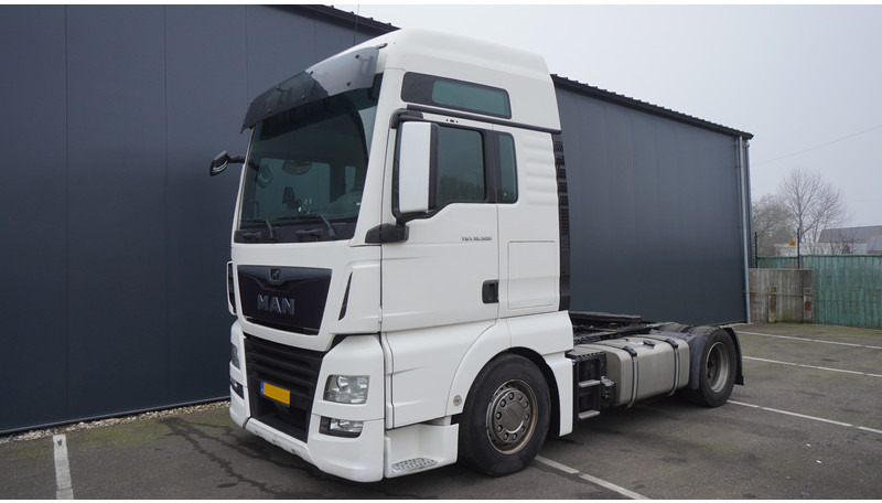 MAN TGX 18.500 XXL MEGA 752.000KM - Nyergesvontató: 3 kép. MAN TGX 18.500 XXL MEGA 752.000KM - Nyergesvontató: 3 kép.