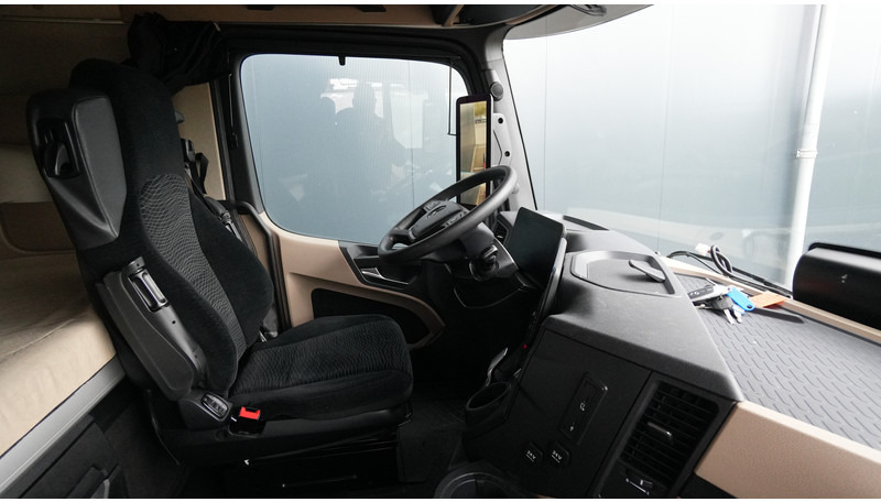 Mercedes-Benz ACTROS 1945 GIGASPACE 649.700KM - Nyergesvontató: 5 kép. Mercedes-Benz ACTROS 1945 GIGASPACE 649.700KM - Nyergesvontató: 5 kép.