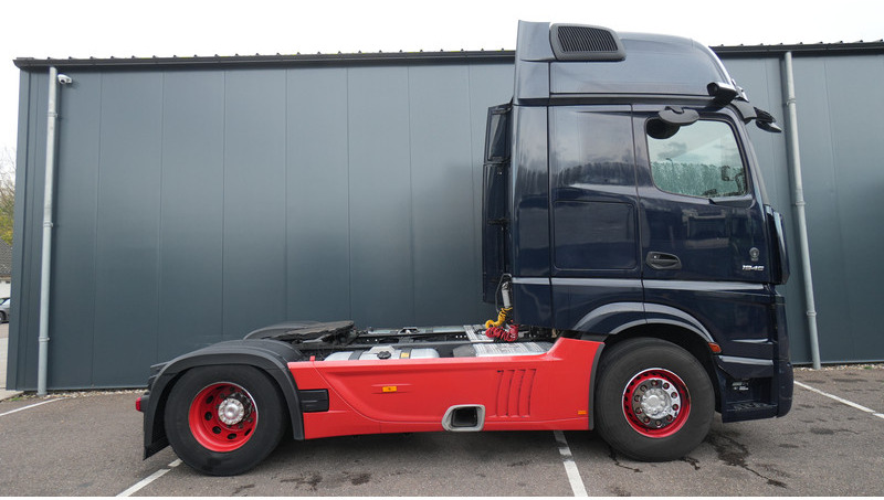 Mercedes-Benz ACTROS 1945 GIGASPACE 649.700KM - Nyergesvontató: 2 kép. Mercedes-Benz ACTROS 1945 GIGASPACE 649.700KM - Nyergesvontató: 2 kép.