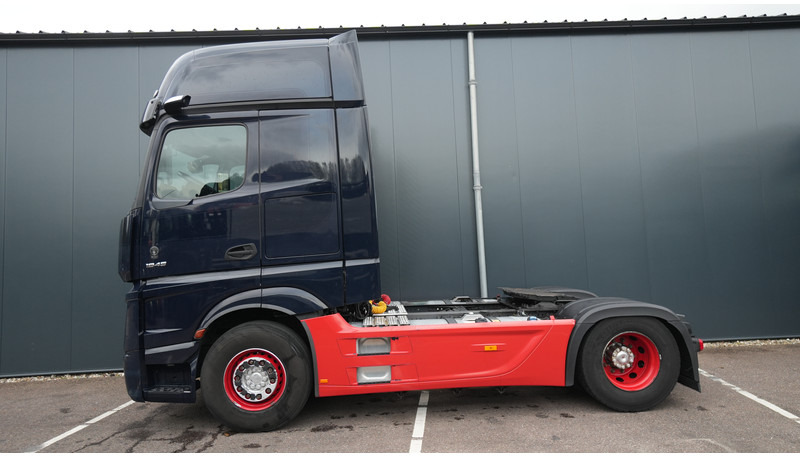 Mercedes-Benz ACTROS 1945 GIGASPACE 649.700KM - Nyergesvontató: 1 kép. Mercedes-Benz ACTROS 1945 GIGASPACE 649.700KM - Nyergesvontató: 1 kép.