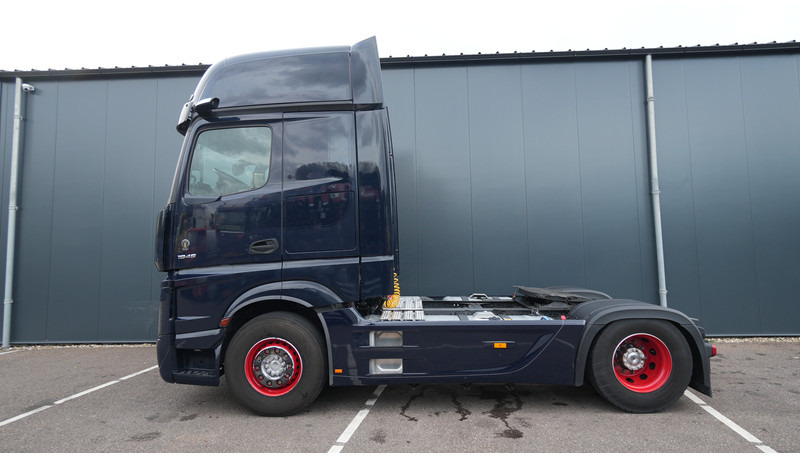 Mercedes-Benz ACTROS 1945 GIGASPACE 684.000KM - Nyergesvontató: 1 kép. Mercedes-Benz ACTROS 1945 GIGASPACE 684.000KM - Nyergesvontató: 1 kép.