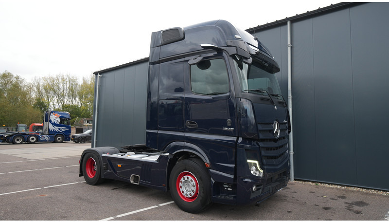 Mercedes-Benz ACTROS 1945 GIGASPACE 728.200KM - Nyergesvontató: 4 kép. Mercedes-Benz ACTROS 1945 GIGASPACE 728.200KM - Nyergesvontató: 4 kép.