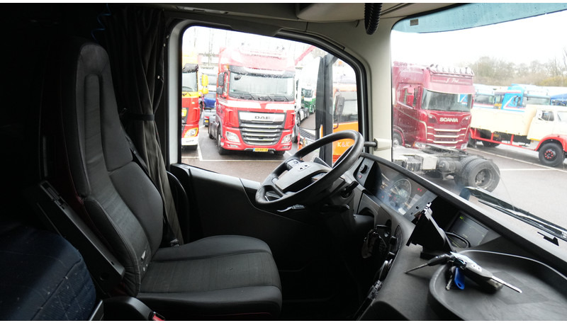 Volvo FH 420 6X2 GLOBETROTTER PTO - Nyergesvontató: 5 kép. Volvo FH 420 6X2 GLOBETROTTER PTO - Nyergesvontató: 5 kép.