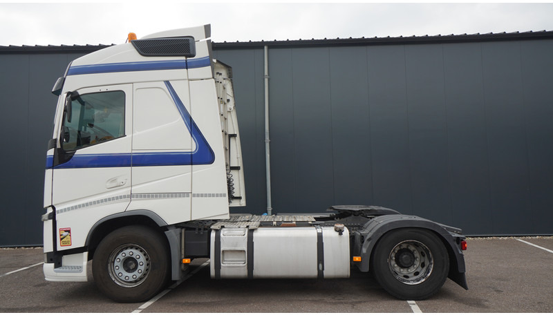 Volvo FH 420 ADR EURO 6 GLOBETROTTER - Nyergesvontató: 1 kép. Volvo FH 420 ADR EURO 6 GLOBETROTTER - Nyergesvontató: 1 kép.