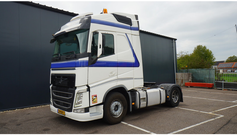 Volvo FH 420 ADR EURO 6 GLOBETROTTER - Nyergesvontató: 3 kép. Volvo FH 420 ADR EURO 6 GLOBETROTTER - Nyergesvontató: 3 kép.