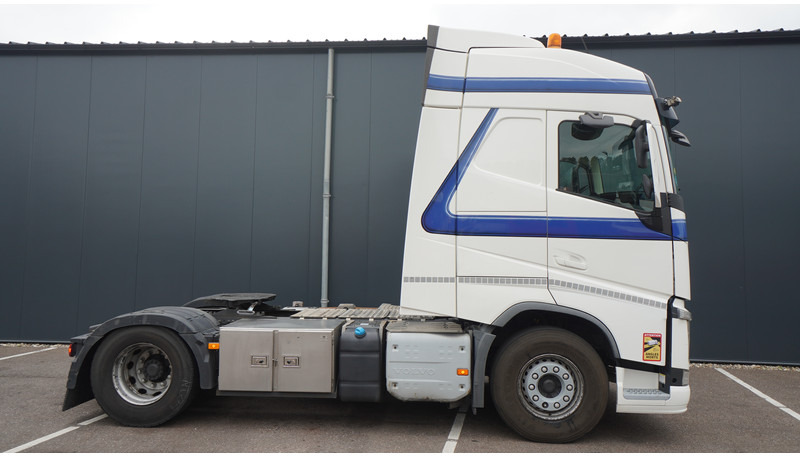 Volvo FH 420 ADR EURO 6 GLOBETROTTER - Nyergesvontató: 2 kép. Volvo FH 420 ADR EURO 6 GLOBETROTTER - Nyergesvontató: 2 kép.