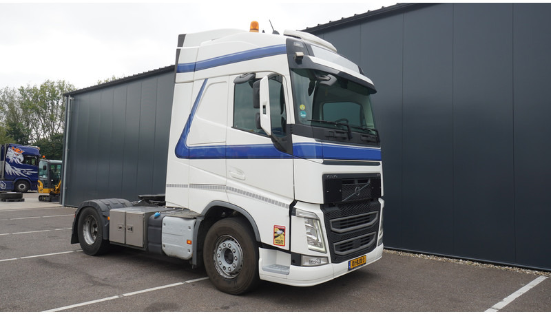 Volvo FH 420 ADR EURO 6 GLOBETROTTER - Nyergesvontató: 4 kép. Volvo FH 420 ADR EURO 6 GLOBETROTTER - Nyergesvontató: 4 kép.