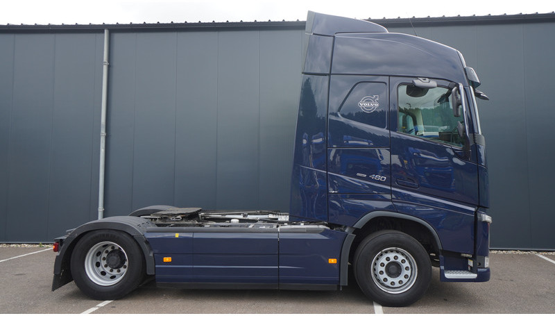 Volvo FH 460 EURO 6 GLOBETROTTER 770.000KM - Nyergesvontató: 2 kép. Volvo FH 460 EURO 6 GLOBETROTTER 770.000KM - Nyergesvontató: 2 kép.
