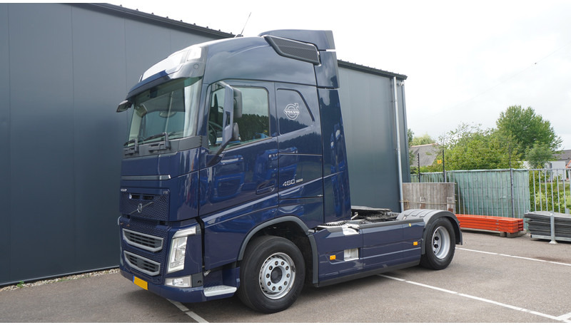 Volvo FH 460 EURO 6 GLOBETROTTER 770.000KM - Nyergesvontató: 3 kép. Volvo FH 460 EURO 6 GLOBETROTTER 770.000KM - Nyergesvontató: 3 kép.