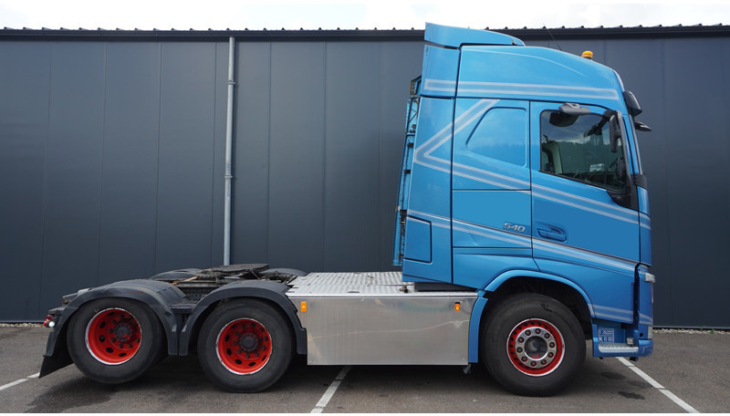 Volvo FH 540 6X4 EURO 6 GLOBETROTTER - Nyergesvontató: 2 kép. Volvo FH 540 6X4 EURO 6 GLOBETROTTER - Nyergesvontató: 2 kép.