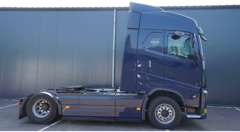 Volvo FH460 EURO 6 GLOBETROTTER 833.000KM - Nyergesvontató: 2 kép. Volvo FH460 EURO 6 GLOBETROTTER 833.000KM - Nyergesvontató: 2 kép.