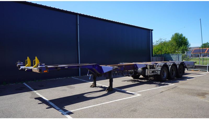 Pacton 3 AXLE CONTAINER TRANSPORT TRAILER EXTENDABLE 45 FT - Félpótkocsi cserefelépítményes: 2 kép. Pacton 3 AXLE CONTAINER TRANSPORT TRAILER EXTENDABLE 45 FT - Félpótkocsi cserefelépítményes: 2 kép.