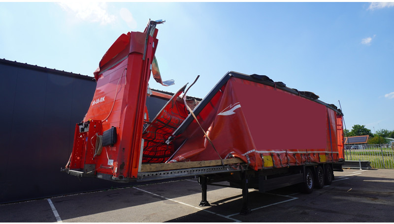 Schmitz Cargobull 3 AXLE CURTAINSIDE TRAILER DAMAGED - Ponyvás félpótkocsi: 2 kép. Schmitz Cargobull 3 AXLE CURTAINSIDE TRAILER DAMAGED - Ponyvás félpótkocsi: 2 kép.