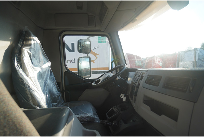 Volvo FL 280 CLOSED BOX BROKEN ENGINE NOT DRIVABLE - Dobozos felépítményű teherautó: 5 kép. Volvo FL 280 CLOSED BOX BROKEN ENGINE NOT DRIVABLE - Dobozos felépítményű teherautó: 5 kép.