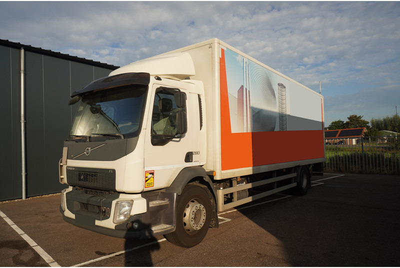 Volvo FL 280 CLOSED BOX BROKEN ENGINE NOT DRIVABLE - Dobozos felépítményű teherautó: 2 kép. Volvo FL 280 CLOSED BOX BROKEN ENGINE NOT DRIVABLE - Dobozos felépítményű teherautó: 2 kép.