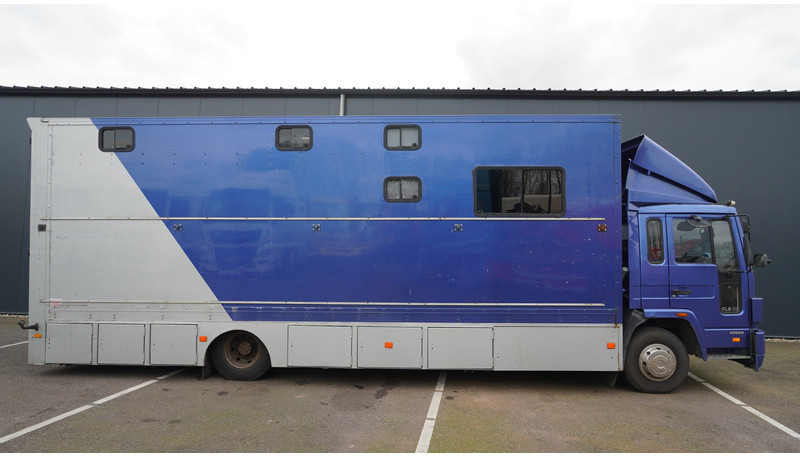 Volvo FL 6-9 HORSE TRANSPORT 341.000KM MANUAL GEARBOX - Lószállító kamion: 2 kép. Volvo FL 6-9 HORSE TRANSPORT 341.000KM MANUAL GEARBOX - Lószállító kamion: 2 kép.