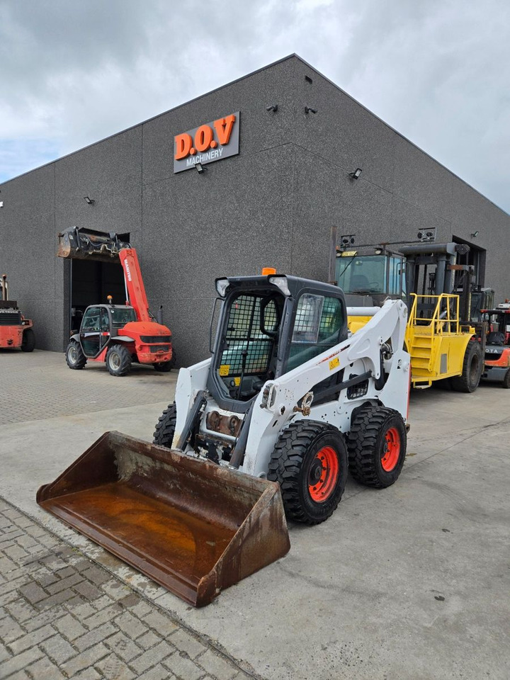 Bobcat S 770 - Gumikerekes homlokrakodó: 2 kép. Bobcat S 770 - Gumikerekes homlokrakodó: 2 kép.