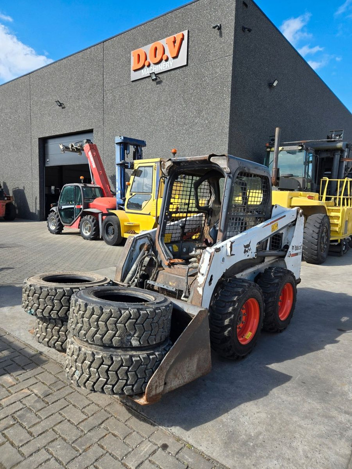 Bobcat S450 - Gumikerekes homlokrakodó: 1 kép. Bobcat S450 - Gumikerekes homlokrakodó: 1 kép.