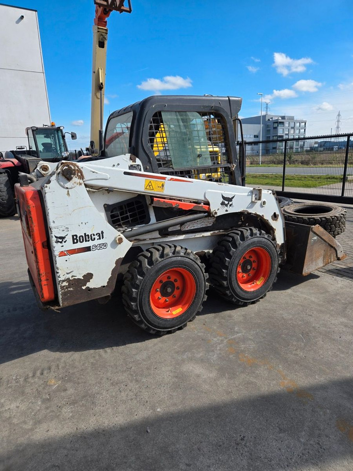 Bobcat S450 - Gumikerekes homlokrakodó: 5 kép. Bobcat S450 - Gumikerekes homlokrakodó: 5 kép.