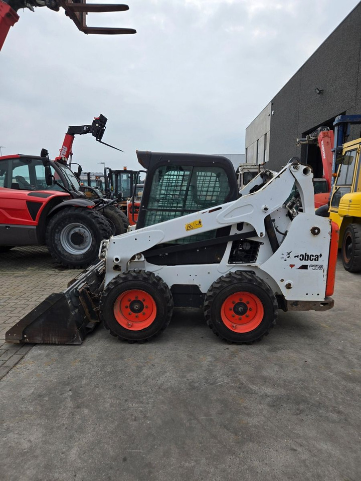 Bobcat S570 - Gumikerekes homlokrakodó: 4 kép. Bobcat S570 - Gumikerekes homlokrakodó: 4 kép.