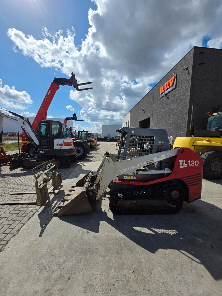 Takeuchi TL120 - Gumikerekes homlokrakodó: 2 kép. Takeuchi TL120 - Gumikerekes homlokrakodó: 2 kép.