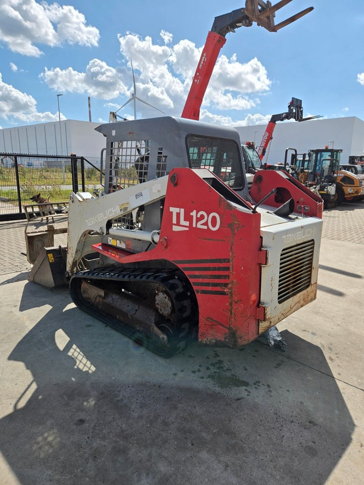 Takeuchi TL120 - Gumikerekes homlokrakodó: 3 kép. Takeuchi TL120 - Gumikerekes homlokrakodó: 3 kép.