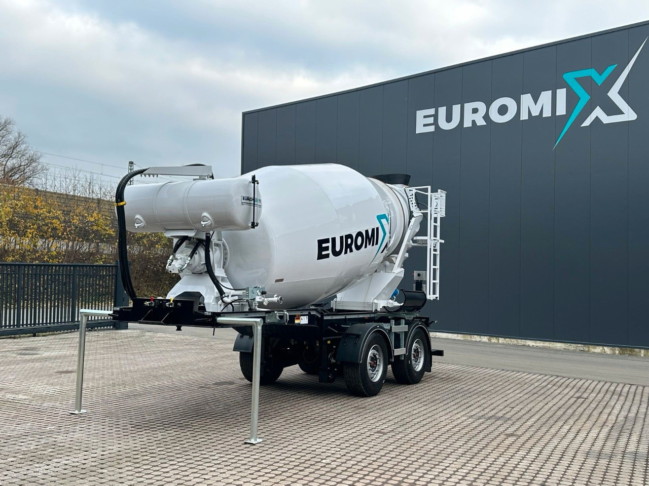 EUROMIX MTP - Fahrmischer EM 10 L 2-Achser - Félpótkocsi: 2 kép. EUROMIX MTP - Fahrmischer EM 10 L 2-Achser - Félpótkocsi: 2 kép.