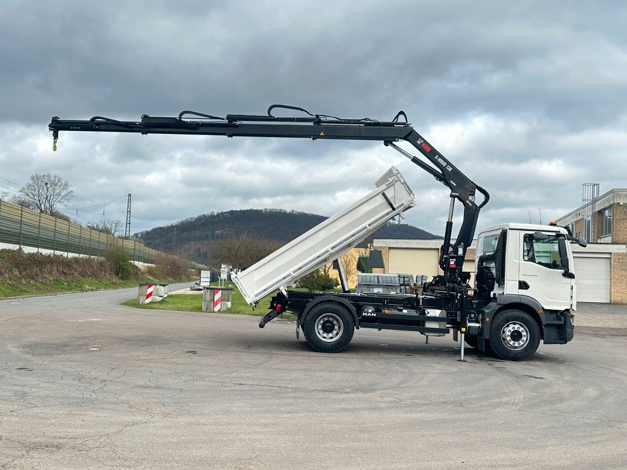 Billenőplatós teherautó, Darus autó MAN TGM 18.320 4x2 Euro6e  Hiab X-HiDuo 138DS-3: 13 kép.